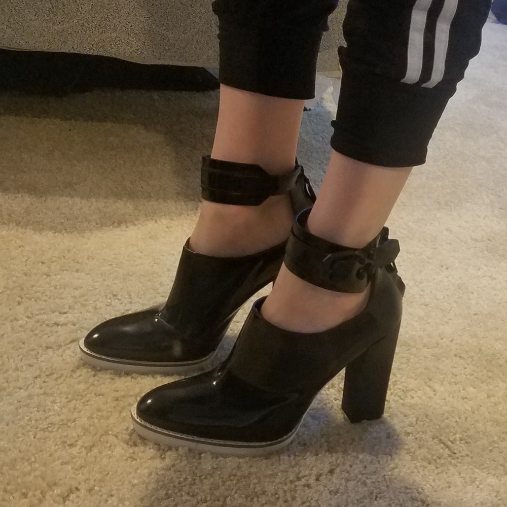 KENNETH COLE BOOTIE HEELS